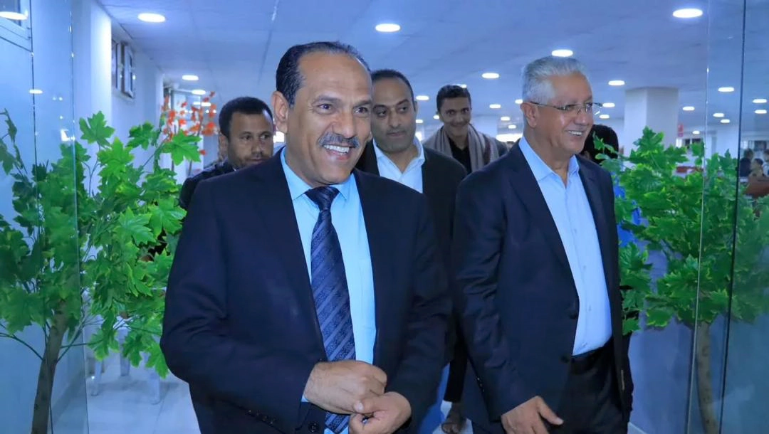 رئيس جامعة صنعاء والمدير العام التنفيذي لشركة يمن موبايل يتفقدان سير الأداء في أكبر مركز امتحاني على مستوى الجمهورية